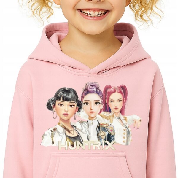 Bluza z kapturem fanart muzyczny k-pop rumi mira zoey z autorską grafiką różowy - wzór ASD-15948