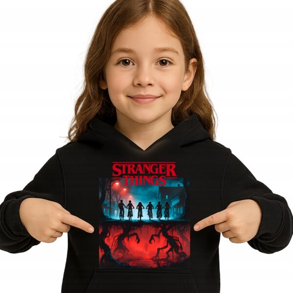 Bluza z kapturem fanart stranger filmowo-serialowy z autorską grafiką czarny - wzór ASD-20728