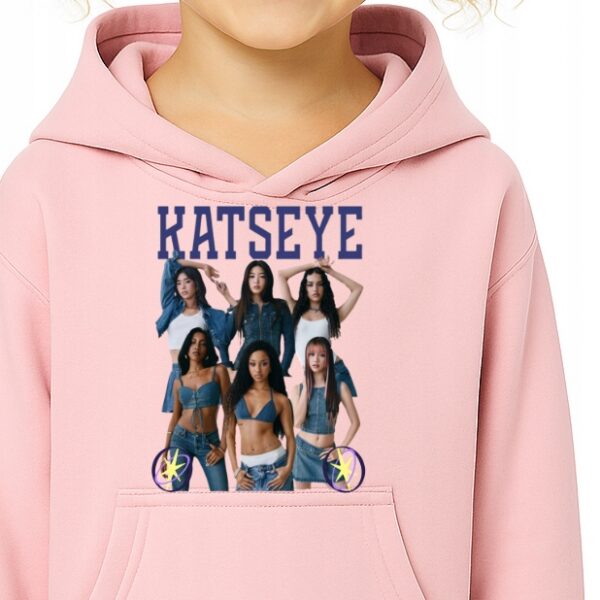 Bluza z kapturem fanart kats eye muzyczny k-pop z autorską grafiką różowy - wzór ASD-20959