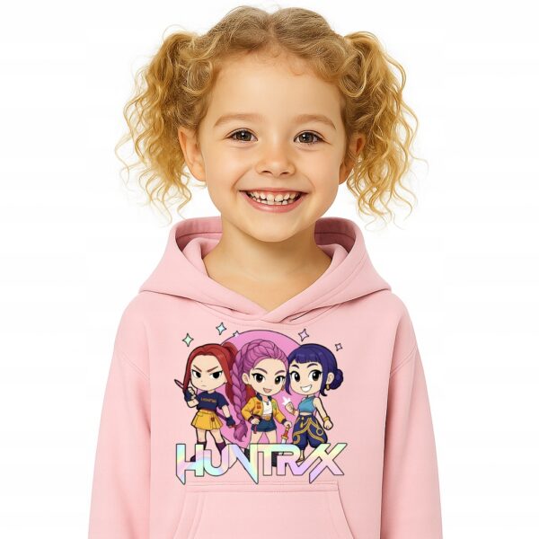 Bluza z kapturem fanart muzyczny k-pop rumi mira zoey z autorską grafiką różowy - wzór ASD-16124