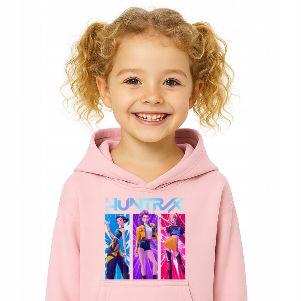 Bluza z kapturem fanart muzyczny k-pop rumi mira zoey z autorską grafiką różowy - wzór ASD-16084